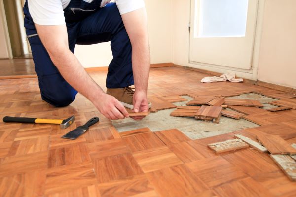 Reparar el suelo del piso alquilado.